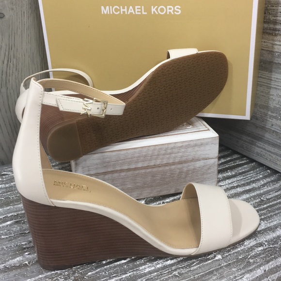 MICHAEL Michael Kors FIONA WEDGE LEATHER LT KREAM - Picture 2 of 8